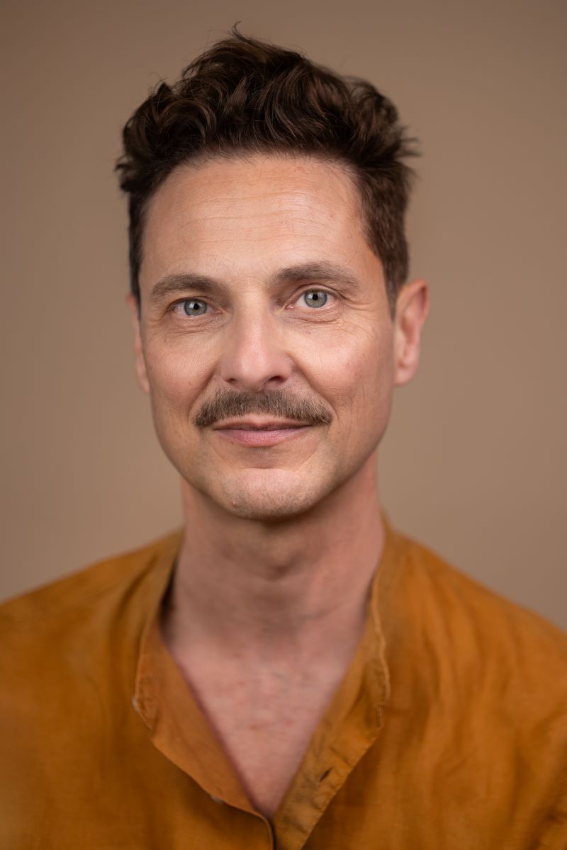 Antonio Pauletta — Attore | Headshot 2025 Antonio Pauletta attore italiano cinema fiction TV teatro fisico headshot 2025 foto Virginia B Brown